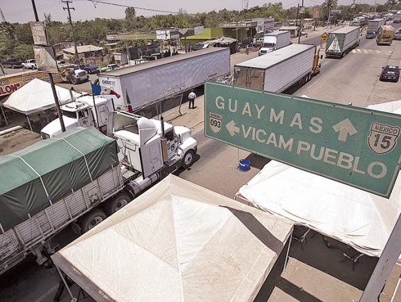 La Canacintra de Sonora se queja de pérdidas por 30 millones de dólares al día por el bloqueo a la Carretera federal México-Nogales. 